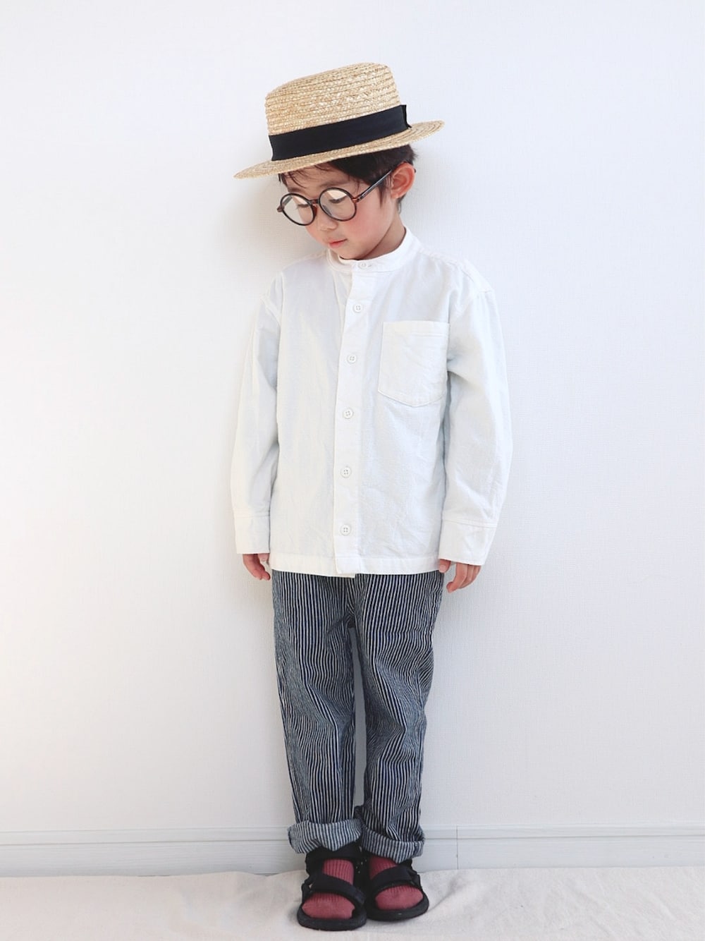 ホワイト系のシャツ/ブラウス、ベージュ系の帽子、その他のその他を着用したキッズの春コーディネートの1枚目の写真