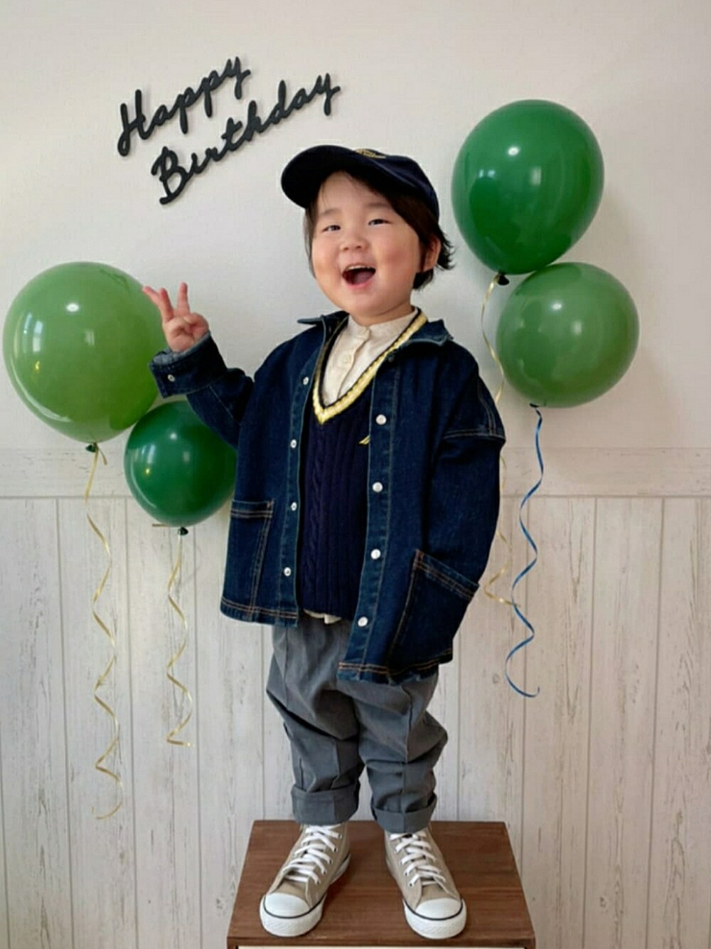 ブルー系のデニムジャケット、ホワイト系のシャツ/ブラウス、ホワイト系のベストを着用したキッズの春コーディネートの2枚目の写真