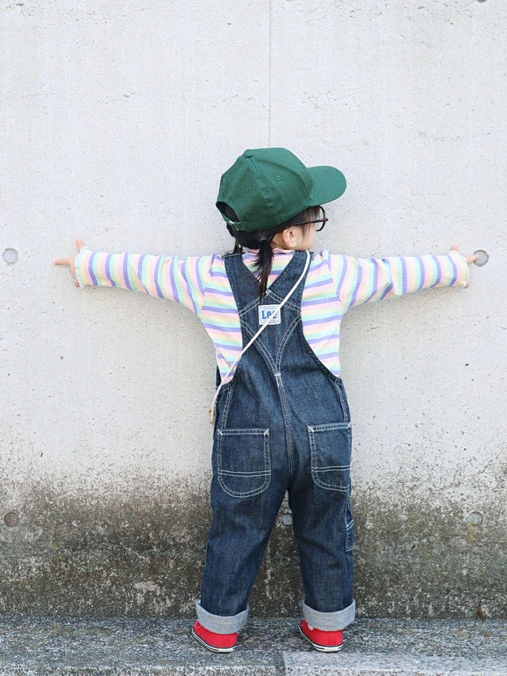 その他のTシャツ/カットソー、ベージュ系のショルダーバッグ、ブルー系のサロペット/オーバーオールを着用したキッズの春コーディネートの3枚目の写真