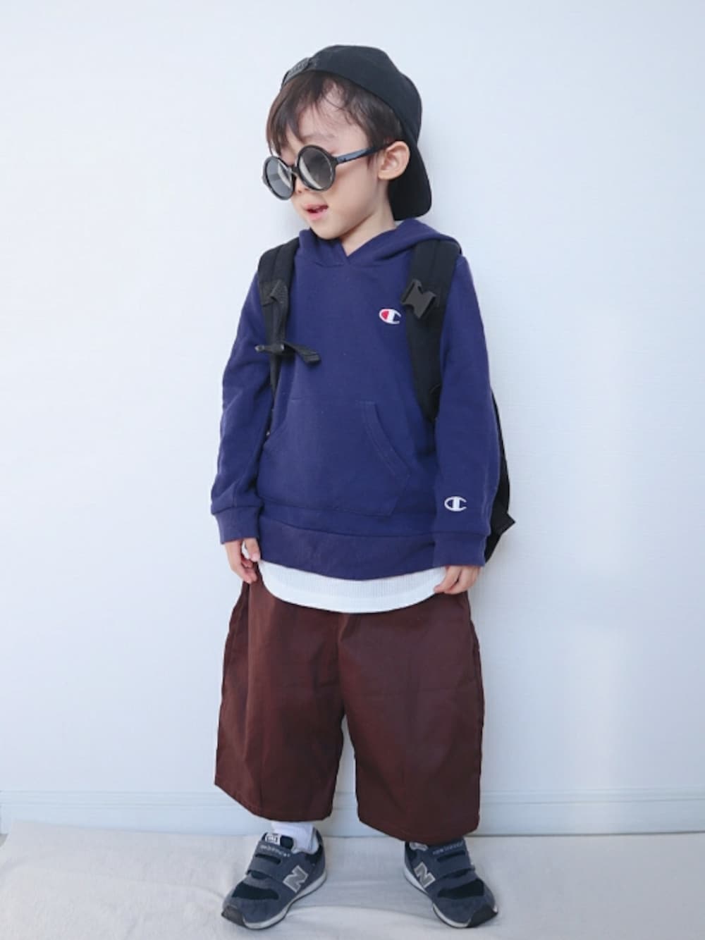 ブルー系のパーカー、ホワイト系のTシャツ/カットソー、ブラウン系のパンツを着用したキッズの秋コーディネートの1枚目の写真