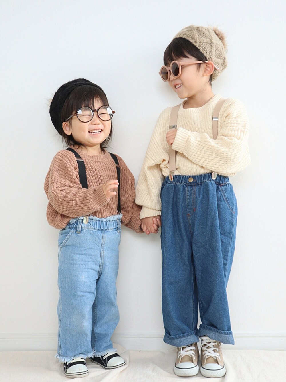 ホワイト系のニット/セーター、ブラウン系のニット/セーター、ブルー系のデニムパンツを着用したキッズの冬コーディネートの2枚目の写真