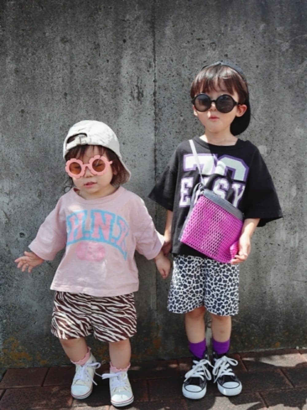 ブラック系のTシャツ/カットソー、ピンク系のTシャツ/カットソー、その他のその他パンツを着用したキッズの秋コーディネートの1枚目の写真