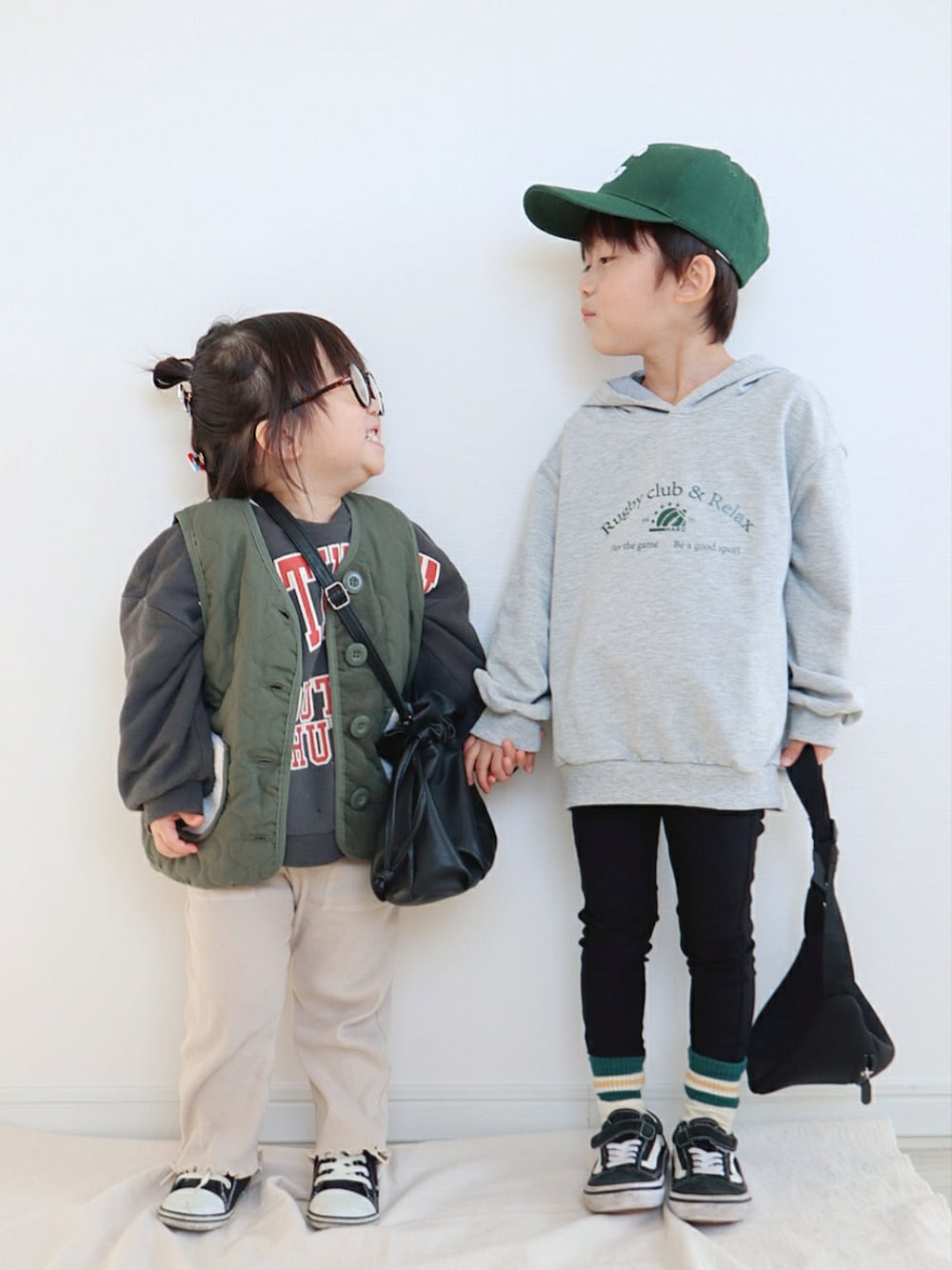 グレー系のパーカー、グレー系のスウェット、ベージュ系のパンツを着用したキッズの春コーディネートの1枚目の写真