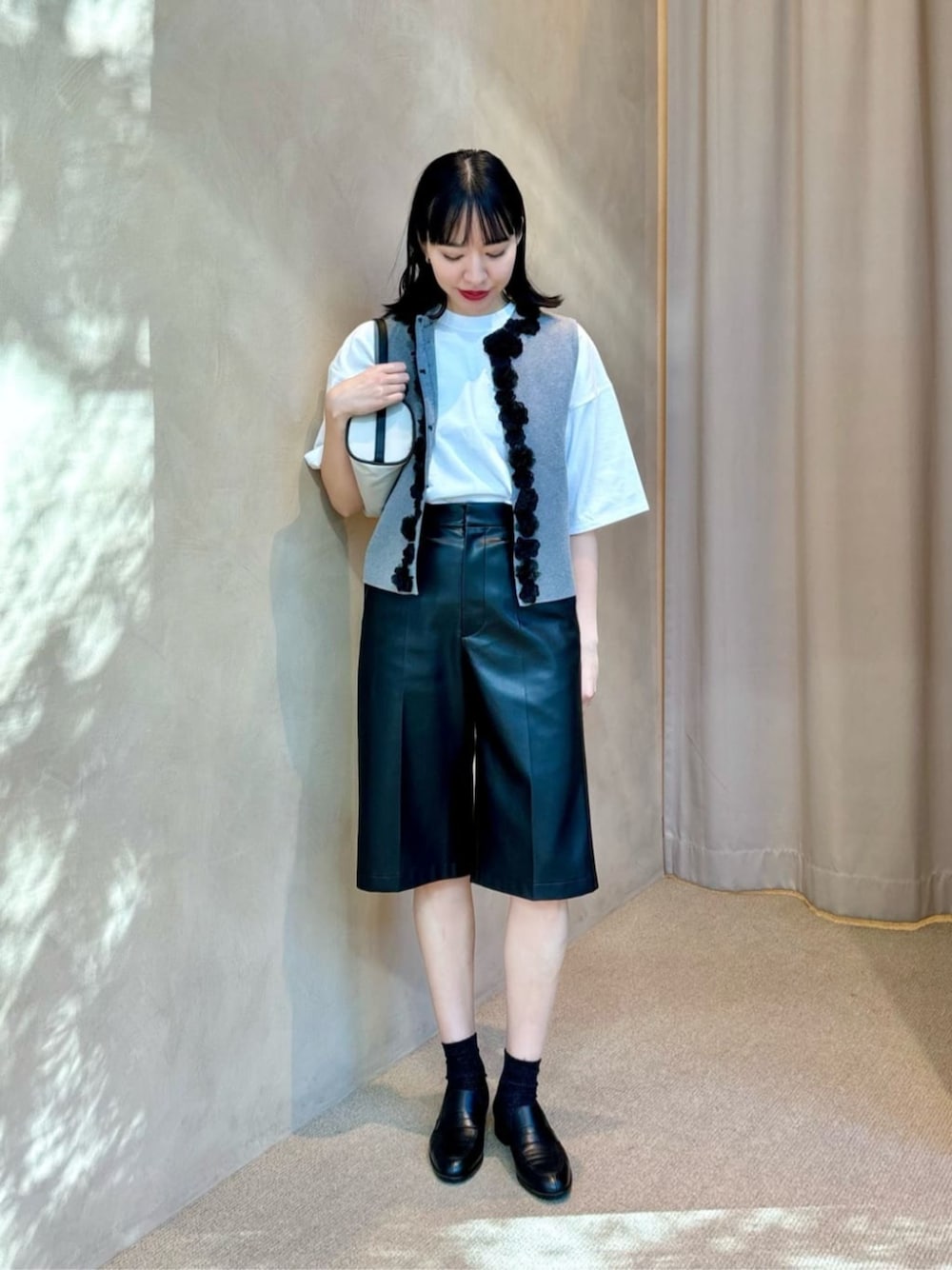 「モード、トレンド」｜「UNITED ARROWSのレザー コインローファー（ローファー、ブラック系）」を使った、Izumisawa karinさん（レディース・165cm）の春コーディネートの1枚目の写真