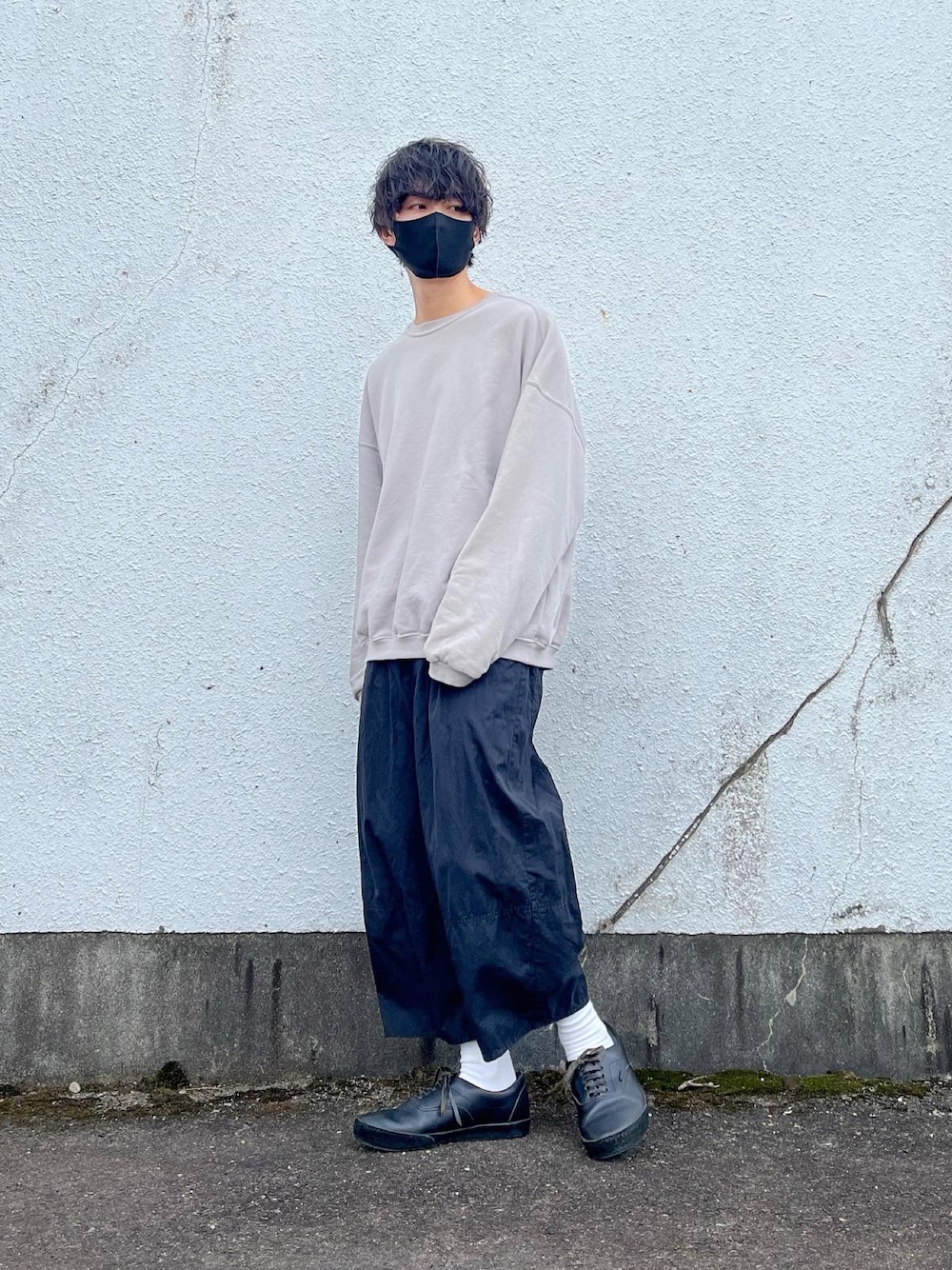 グレー系のスウェット、ブラック系のその他パンツ、ブラック系のスニーカーを着用したメンズの春コーディネートの1枚目の写真