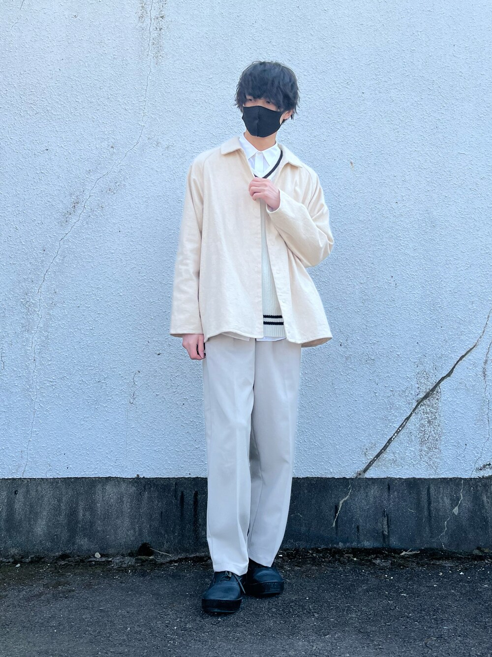 「春服みてみて、カジュアルコーデ、きれいめカジュアル、春服、白シャツ、ベスト×シャツ、UNIQLO、YAECA、Hender Scheme、remer、グラデーション、ペールトーン、コーチジャケット、ホワイトパンツ、レザーシューズ」｜「remerの商品名: loose basic wide PT,サイズ: M（その他パンツ、ホワイト系）」を使った、toraoshoさん（メンズ・175cm）の春コーディネートの1枚目の写真