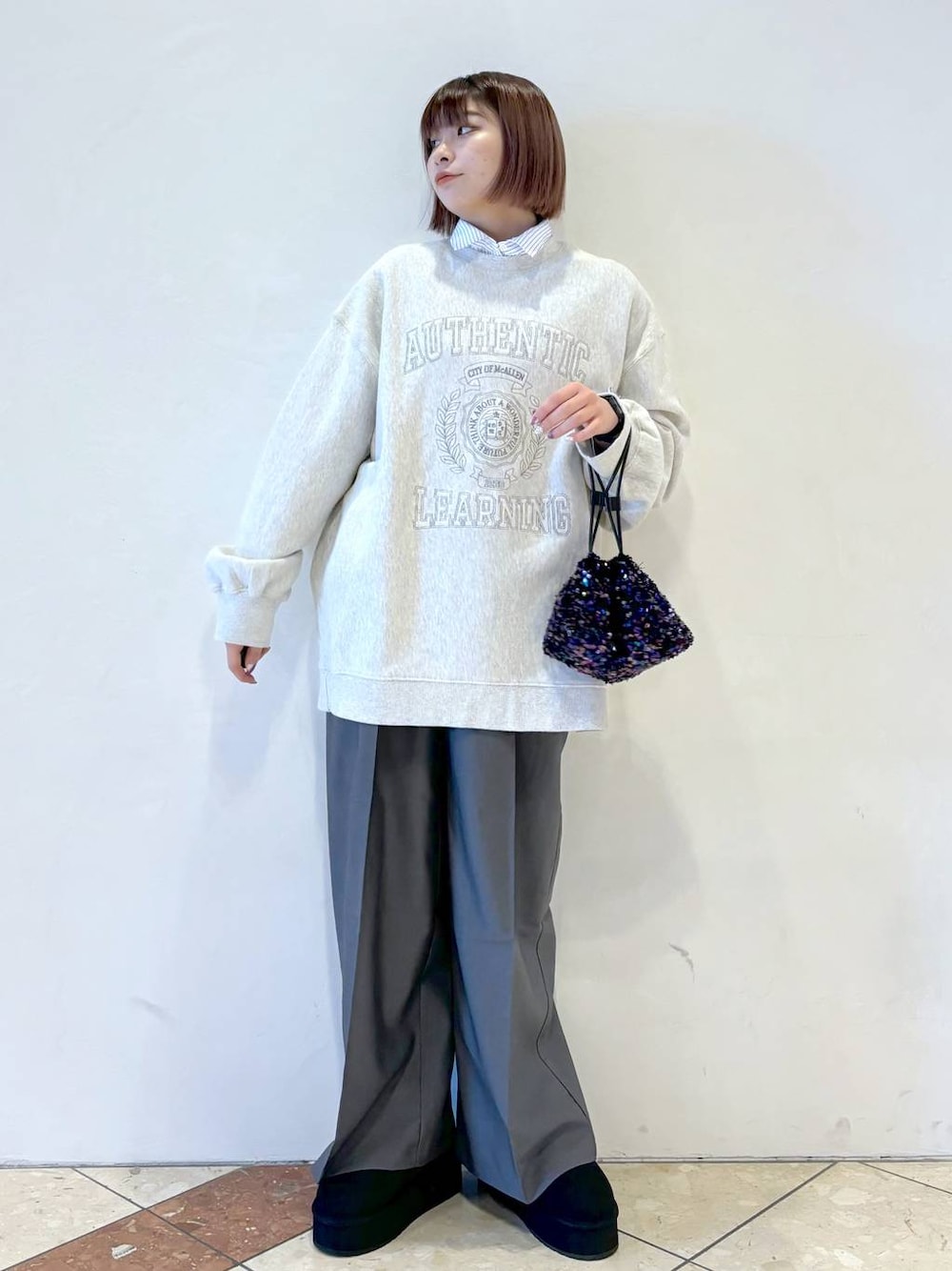 「カジュアル、ストリート、低身長、PAGEBOY、スウェット、シャツ、スラックス、ハンドバッグ、ブーツ、冬コーデ、差し色コーデ、休日コーデ、ゆったり、ラフ、旅行」｜「PAGEBOYのカレッジシシュウBIGスウェット（スウェット、ベージュ系）」を使った、ゆいさん（レディース・154cm）の冬コーディネートの1枚目の写真