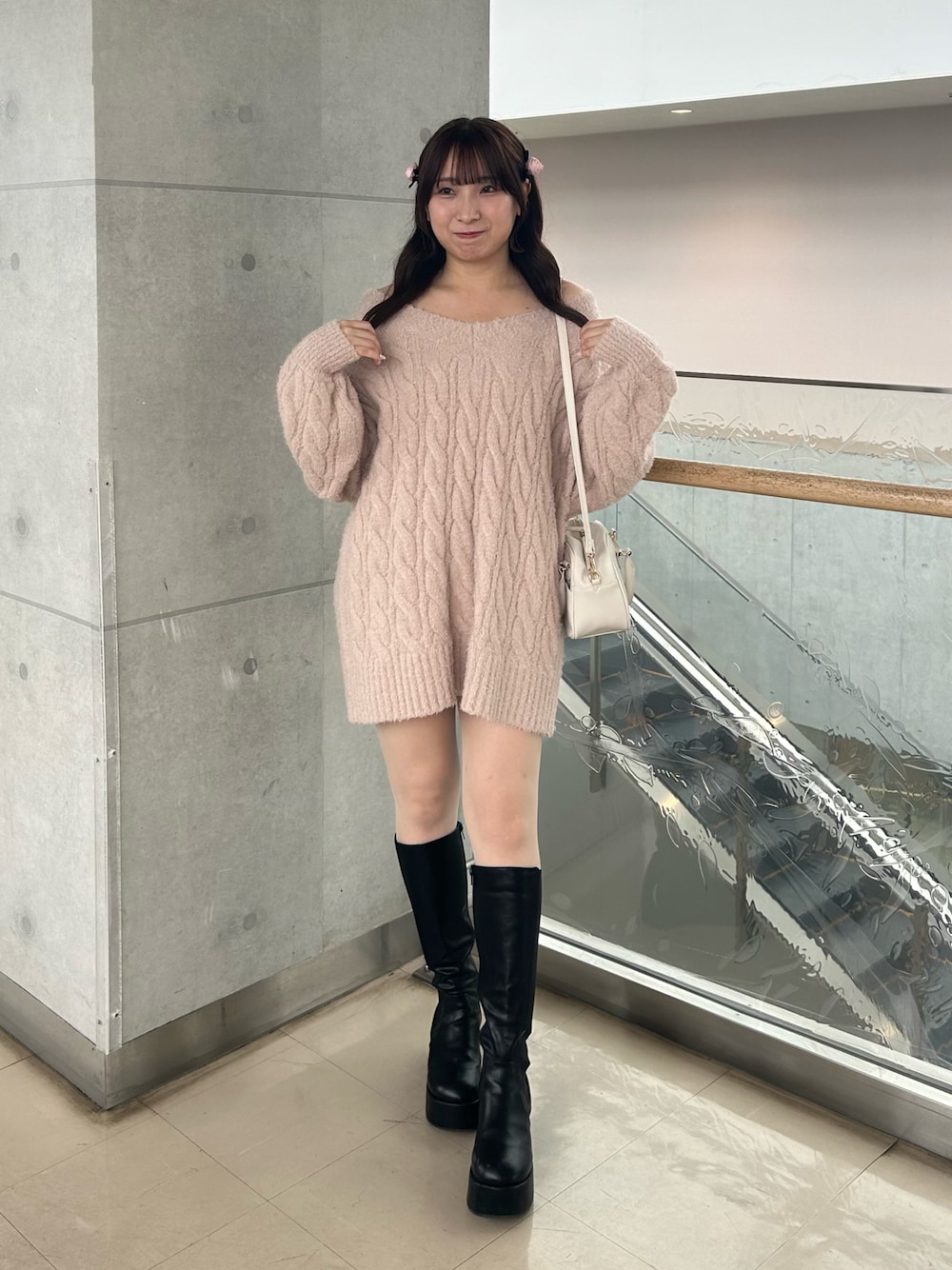 「秋コーデ、秋服、ニット、ニットワンピース、フェミニンコーデ、大人ガーリー、カラーニット、ベージュコーデ、ピンク、オフショル」｜「one after another NICE CLAUPのケーブルニットチュニック（ニット/セーター、ベージュ系）」を使った、ｏｔａｂｅさん（レディース・160cm）の秋コーディネートの1枚目の写真