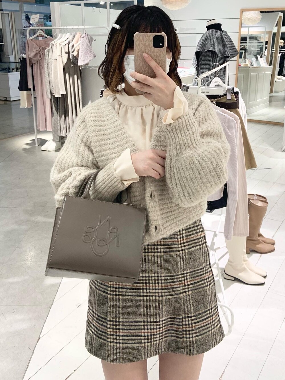 「淡色コーデ、淡色女子、カーディガン、ニットカーディガン、ニットコーデ、ニット女子、厚底シューズ、お洒落さんとつながりたい、秋」｜「one after another NICE CLAUPの1枚で華やかな存在感。バックリボンブラウス（シャツ/ブラウス、ホワイト系）」を使った、ｏｔａｂｅさん（レディース・160cm）の秋コーディネートの1枚目の写真