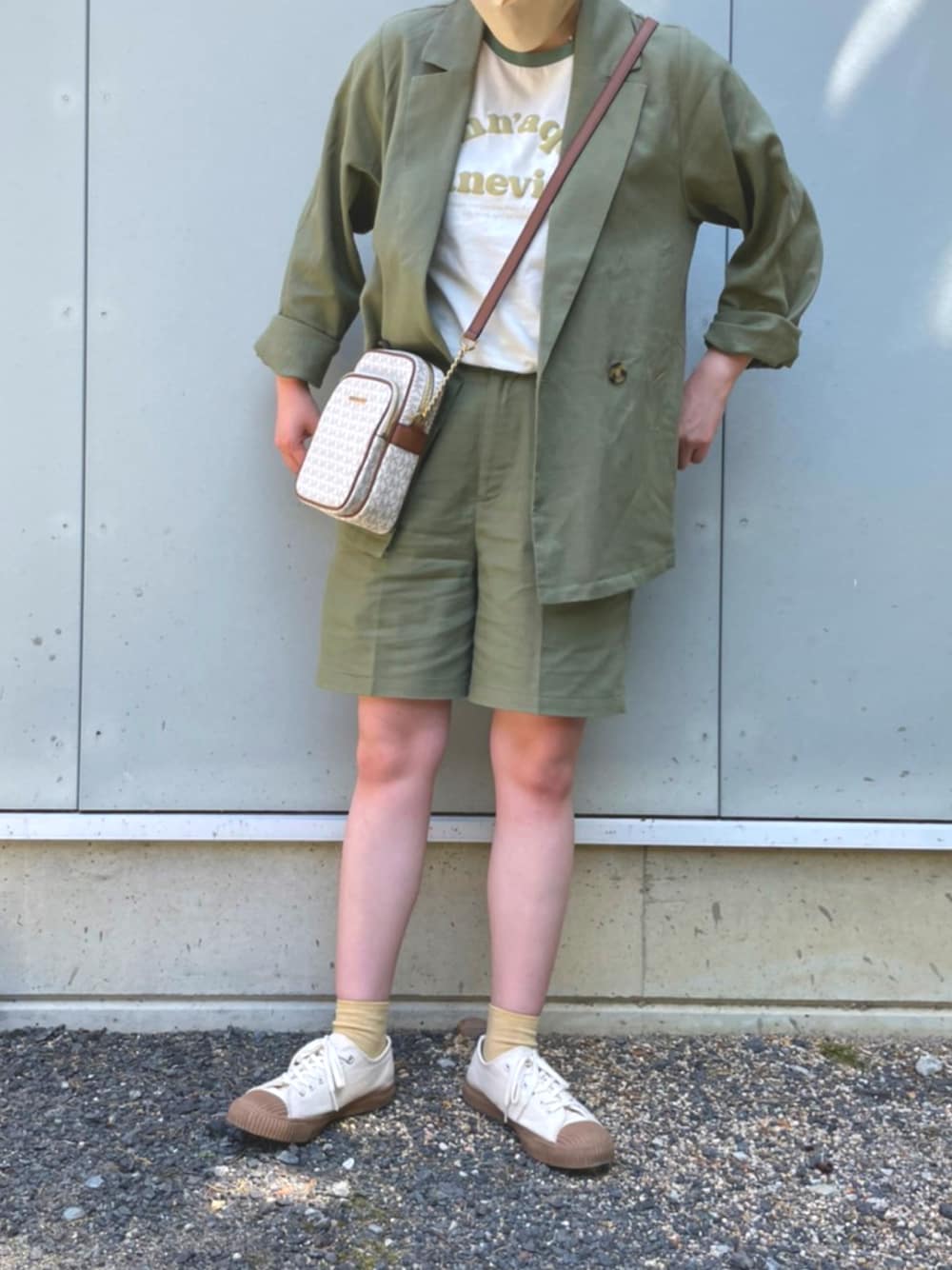 「セットアップ、グリーンコーデ、ハーフパンツ、マイケルコース、スニーカーコーデ、スニーカー、春コーデ、夏コーデ、カフェ、グリーン、大学生」｜「ehka sopoのリネン混タックショートパンツ（セットアップ可）（その他パンツ、グリーン系）」を使った、usagiさん（レディース・157cm）の夏コーディネートの1枚目の写真