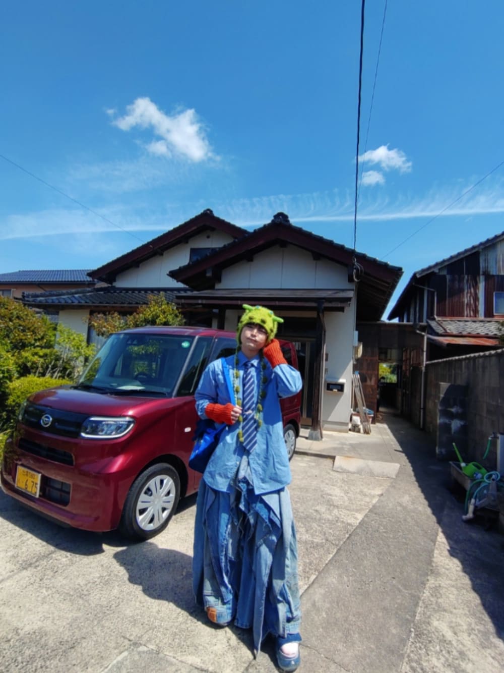 ブルー系のシャツ/ブラウス、ブルー系のデニムパンツ、ブルー系のサンダルを着用したメンズの春コーディネートの1枚目の写真