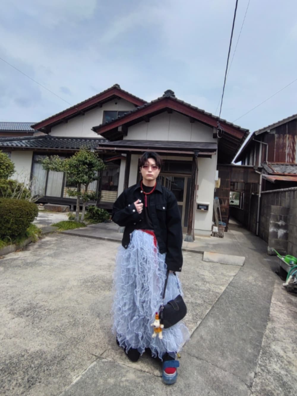 「春めき満開コーデ、デニム、スカート、サングラス、スウェット、モノトーン、SHINYA KOZUKA、grounds、COACH、SOHSHIOHTSUKI」｜ゆーたさん（メンズ・164cm）の春コーディネートの1枚目の写真