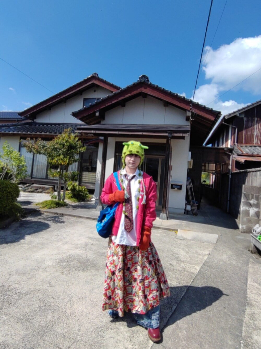 「最近のいい感じコーデ、春コーデ、古着MIX、リメイク、リメイクジーンズ、スカート、シャツスタイル、ネクタイ、古着、ankorock」｜「ankoROCKのan meets zakka 未確認モンスターイヤーフラップニット帽 / メンズ レディース ユニセックス 頭巾 ビーニー ニットキャップ フード ポンポン付き 耳当て（ニットキャップ/ビーニー、グリーン系）」を使った、ゆーたさん（メンズ・164cm）の春コーディネートの1枚目の写真