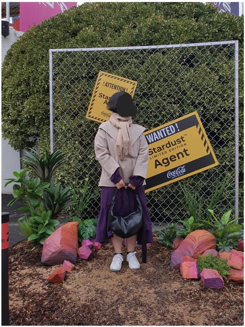 その他のダウンジャケット/コート、パープル系のドレス、ブラック系のバッグを着用したレディースの春コーディネートの2枚目の写真