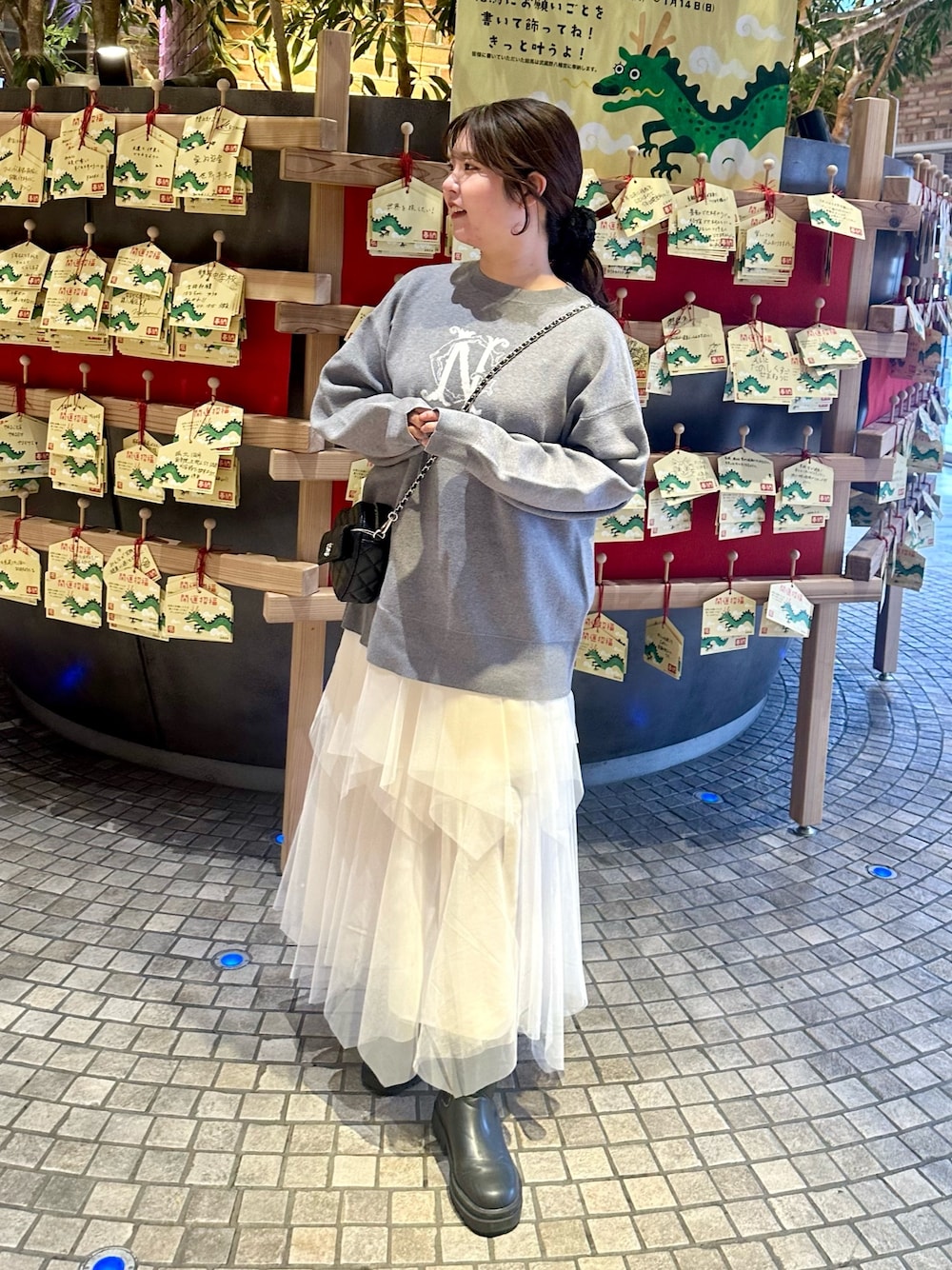 「冬を彩る色いろコーデ、冬コーデ、ニット、チュールスカート、ブーツ、大人かわいい、休日スタイル、おしゃれさんと繋がりたい、秋冬コーデ、プチプラ、トレンド、骨格ストレート、イエベ春」｜「one after another NICE CLAUPのロゴニット（ニット/セーター、グレー系）」を使った、おのぴさん（レディース・160cm）の冬コーディネートの1枚目の写真