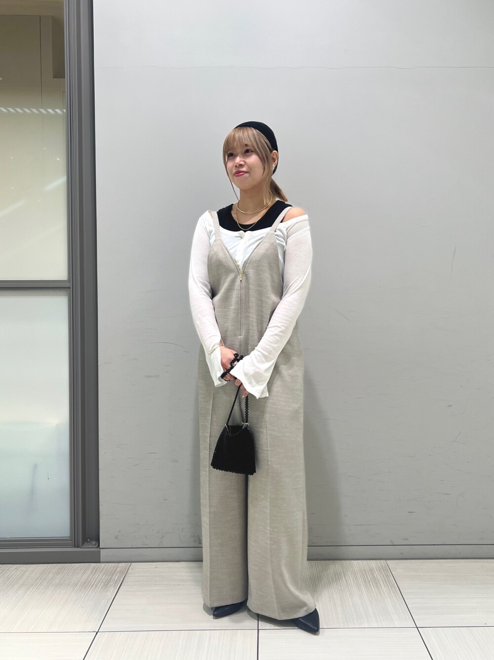 ホワイト系のTシャツ/カットソー、ベージュ系のサロペット/オーバーオール、ブラック系のタンクトップを着用したレディースの春コーディネートの1枚目の写真