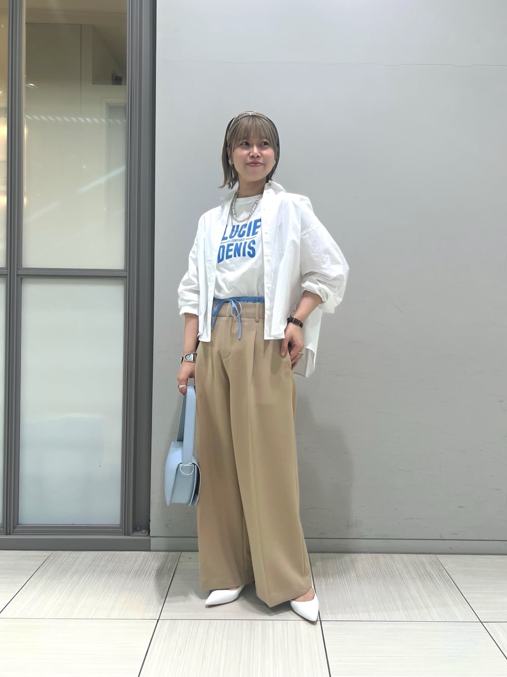 「春コーデ、オトナ女子、きれいめカジュアル、カジュアルコーデ、オトナカジュアル、春服、トレンド、シャツスタイル、ロゴT、スラックス、ワイドパンツ、カジュアル、ootd、ゆるコーデ、カットソー」｜「Rouge vifのブロードリボン二重織レイヤードタックパンツ（スラックス、ベージュ系）」を使った、yuiさん（骨格ストレート・レディース・160cm）の春コーディネートの1枚目の写真