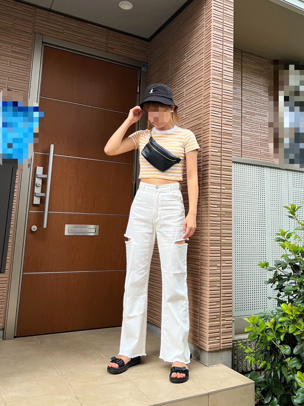 ブラック系のサンダル、ブラック系のボディバッグ/ウエストポーチ、イエロー系のTシャツ/カットソーを着用したレディースの夏コーディネートの1枚目の写真