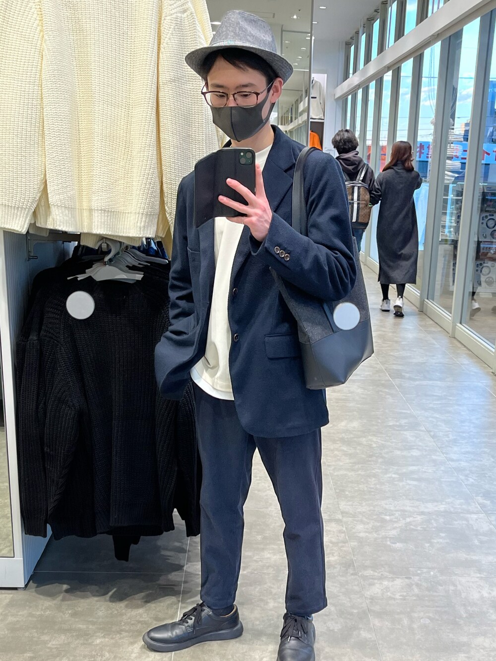 ブラック系のシューズ、ブラック系のトートバッグを着用したメンズの秋コーディネートの1枚目の写真