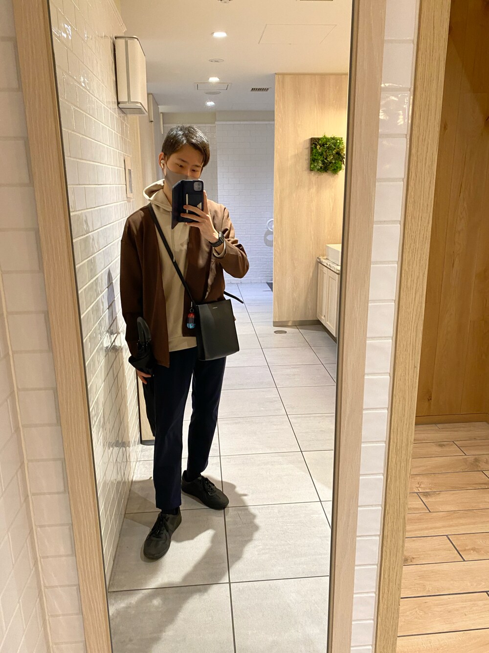 「だから秋服が好き」｜「THE SHOP TK のアイテム（パンツ、ブラック系）」を使った、大石竜琉さん（メンズ・165cm）の秋コーディネートの1枚目の写真