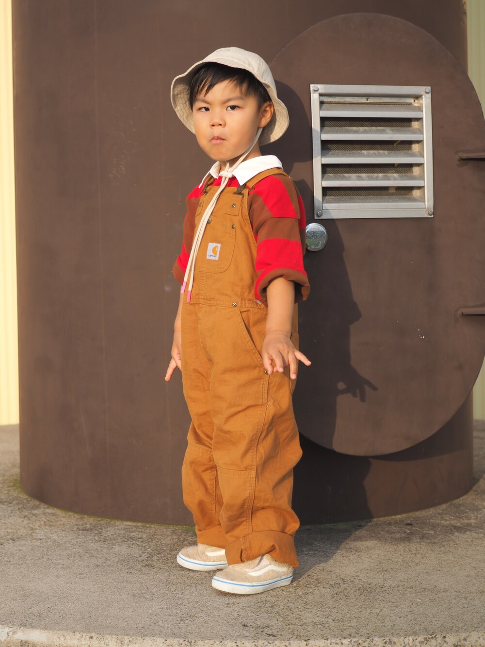 「キッズコーデ、キッズファッション、ラガーシャツ、carhartt、オーバーオール、古着」｜「LOWRYS FARMのＢＩＧラガーシャツＳＳ　951206（Tシャツ/カットソー、レッド系）」を使った、humcodeさん（キッズ・100cm）の秋コーディネートの1枚目の写真