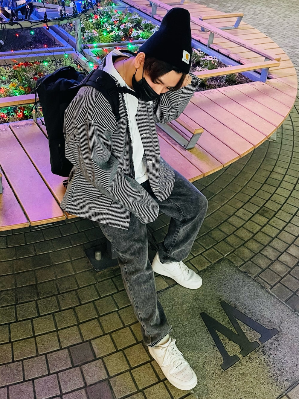 「カジュアル、黒、スニーカーコーデ、デニム、大学生、古着、秋コーデ、古着MIX、ニット帽、carhartt、モノマート(MONO-MART)」｜「NIKEのナイキ エア フォース 1 '07 メンズシューズ / Nike Air Force 1 '07 Men's Shoes CW2288-111 White（スニーカー、ホワイト系）」を使った、PIROKITIさん（メンズ・170cm）の秋コーディネートの1枚目の写真