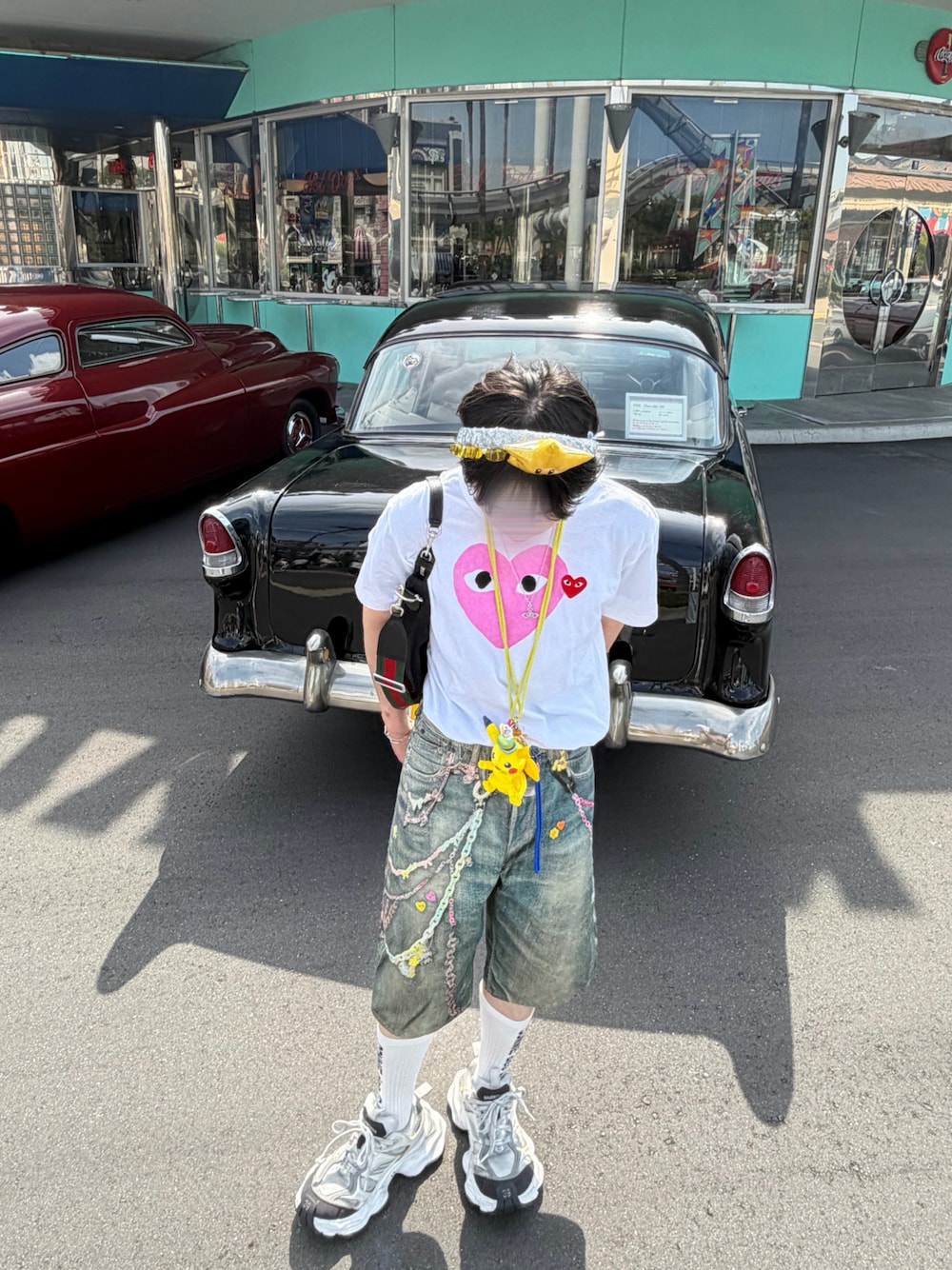 ピンク系のTシャツ/カットソー、その他のデニムパンツ、ホワイト系のスニーカーを着用したメンズの春コーディネートの1枚目の写真