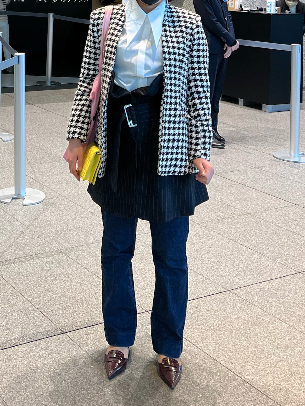 「Dior、千鳥格子、ビスチェ、maisonspecial、ブレザー、VACANCY、白シャツ、重ね着、ZARA」｜「VACANCYのバリモア襟ロングカフスシャツ（シャツ/ブラウス、ホワイト系）」を使った、小池さん（レディース・159cm）の冬コーディネートの1枚目の写真