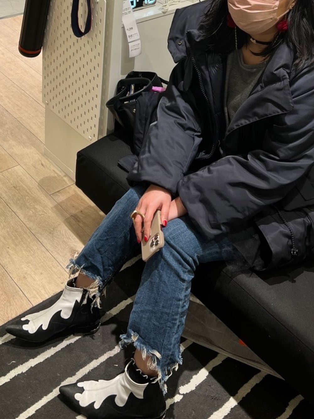 「チュールスリーブ、スウェット、J1U、ハートチョーカー、ZARA、ウエスタンブーツ、TOGA PULLA」｜「UNIQLOの+J（ダウンジャケット/コート、ブルー系）」を使った、小池さん（レディース・159cm）の冬コーディネートの1枚目の写真