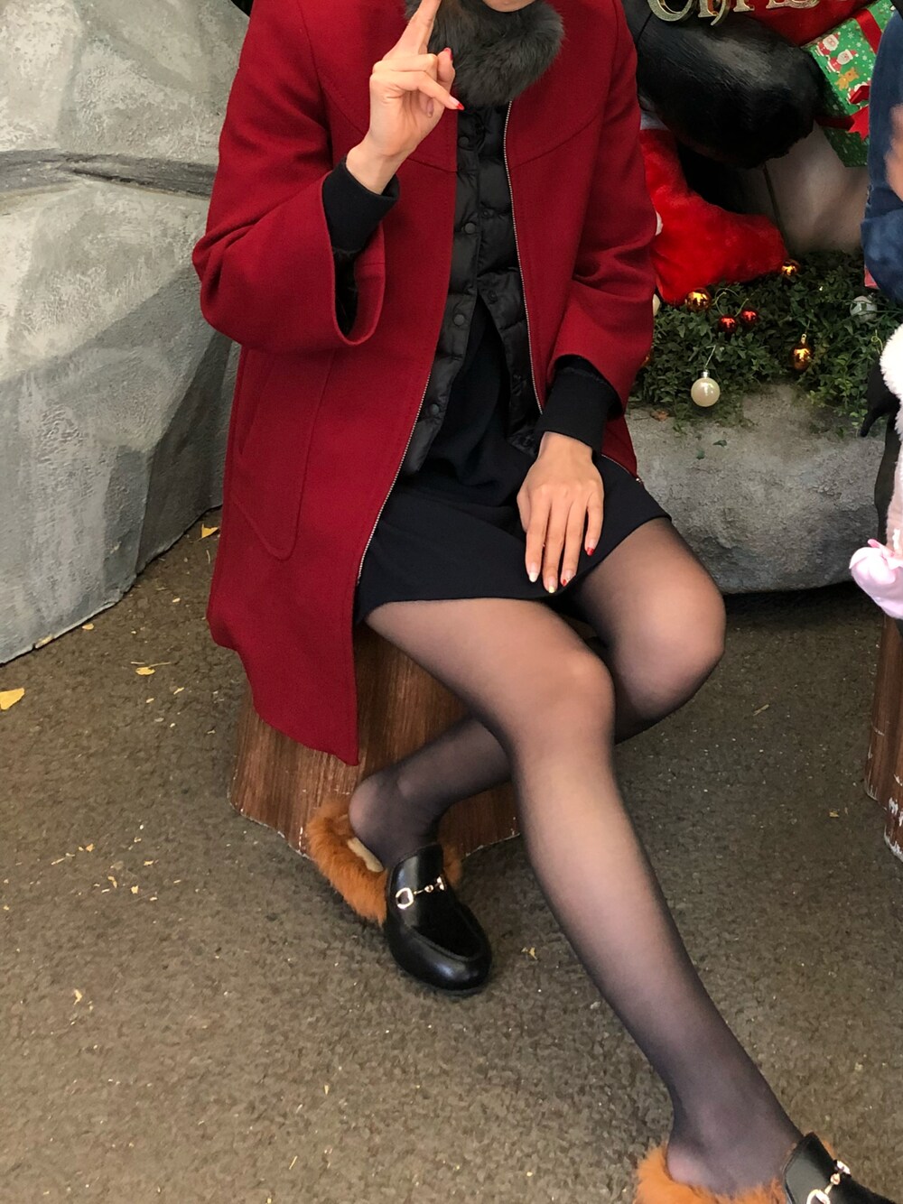 「ファースリッパ、グッチ風、ノーカラーコート、ZARA、インナーダウン、イヤーマフ、YVESSALOMON」｜「ZARAのアイテム（ノーカラーコート、レッド系）」を使った、小池さん（レディース・159cm）の秋コーディネートの1枚目の写真