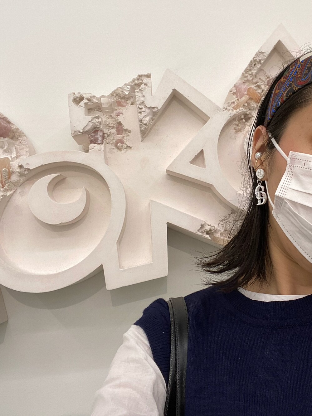 「Dior HOMME、ダニエルアーシャム、ピアス、現代アート、コラボ、210nouve、ベスト×ブラウス、Ray BEAMS、casselini、ヘアバンド」｜「HIROTAKAのアイテム（イヤーカフ、ホワイト系）」を使った、小池さん（レディース・159cm）の秋コーディネートの1枚目の写真