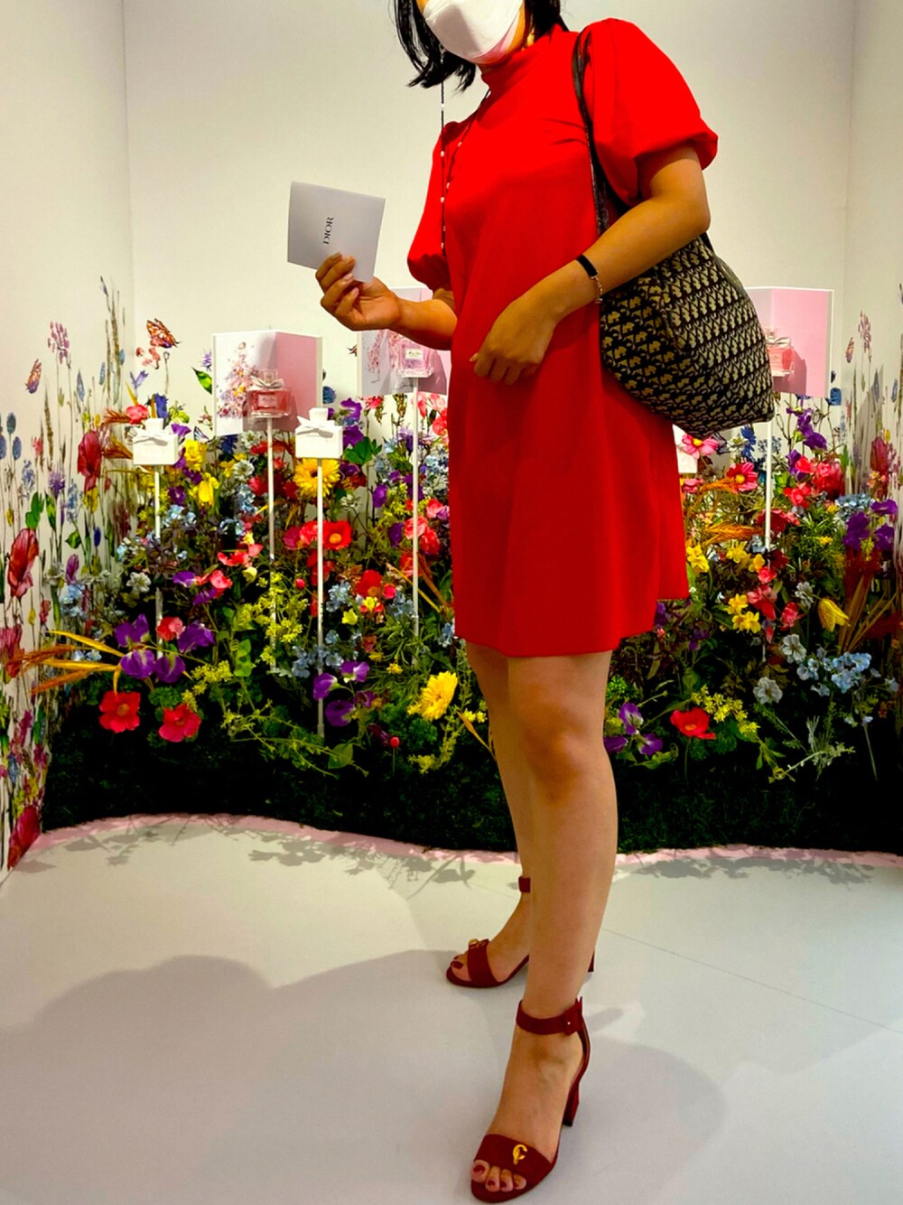 「赤コーデ、christian dior、Vintage mix、展覧会、マスクストラップ、ビーズ」｜「Christian Diorのアイテム（サンダル、レッド系）」を使った、小池さん（レディース・159cm）の秋コーディネートの1枚目の写真