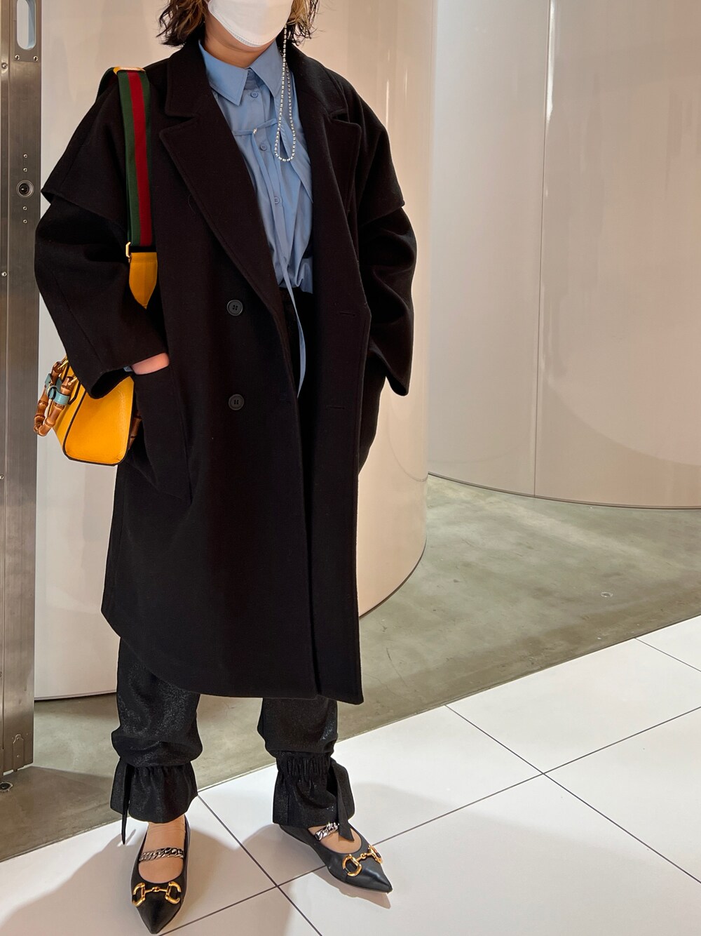 「ケープシャツ、maisonspecial、GUCCI、ホースビット、ダイアナ、デタッチャブル、マルチウェイ、メンズライク、ブルーシャツ、VACANCY、ZARA、黒コート」｜「VACANCYのケープレイアウトマルチウェイシャツ（シャツ/ブラウス、ブルー系）」を使った、小池さん（レディース・159cm）の冬コーディネートの1枚目の写真