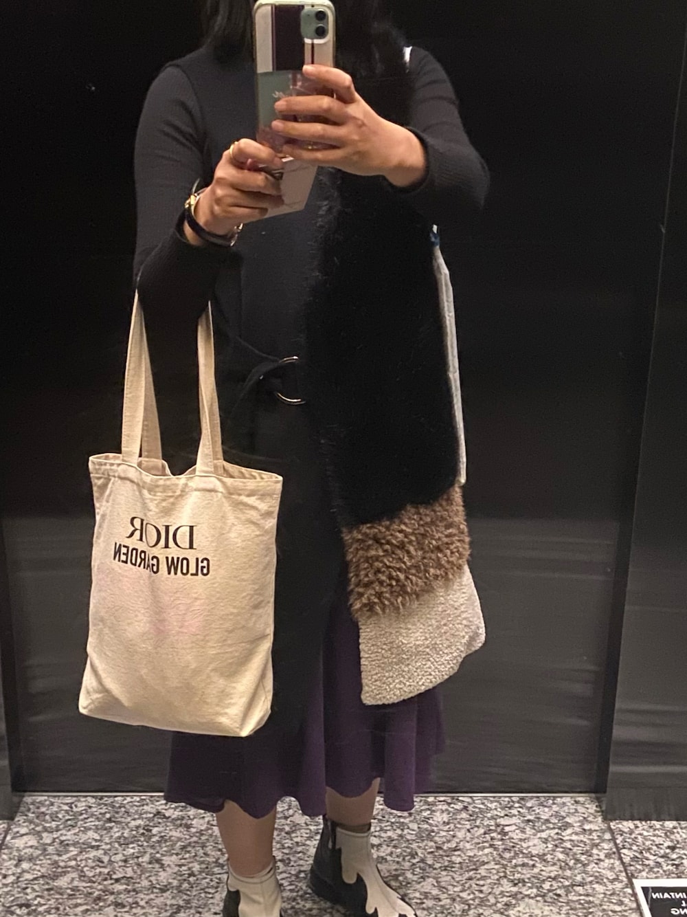 「Titilate valet、ボアベスト、newlyme、リブトップス、Million Carats、パープルスカート、TOGA PULLA、バイカラー、ショートウエスタンブーツ」｜「Diorのイベント限定（エコバッグ/サブバッグ、ベージュ系）」を使った、小池さん（レディース・159cm）の秋コーディネートの1枚目の写真