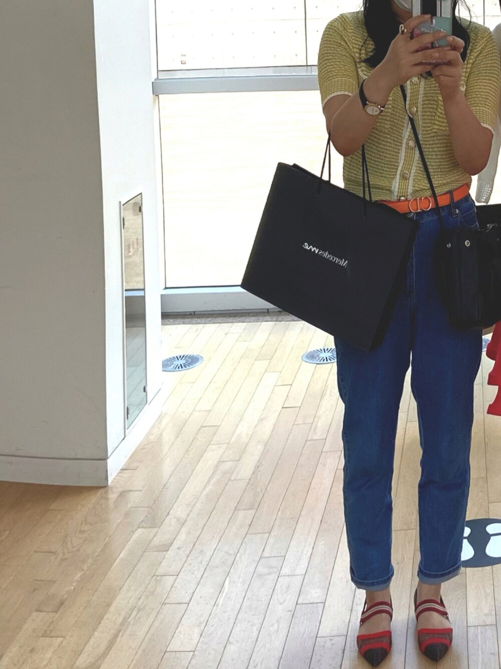 「ヴィンテージ、美術館コーデ、BALENCIAGA、FENDI、半袖カーディガン、父親からお下がり、メンズウォッチ、スポーティーパンプス、moment+、カーディガン×デニム」｜「Girly Dollのツイードニットカーディガン（カーディガン/ボレロ、イエロー系）」を使った、小池さん（レディース・159cm）の秋コーディネートの1枚目の写真