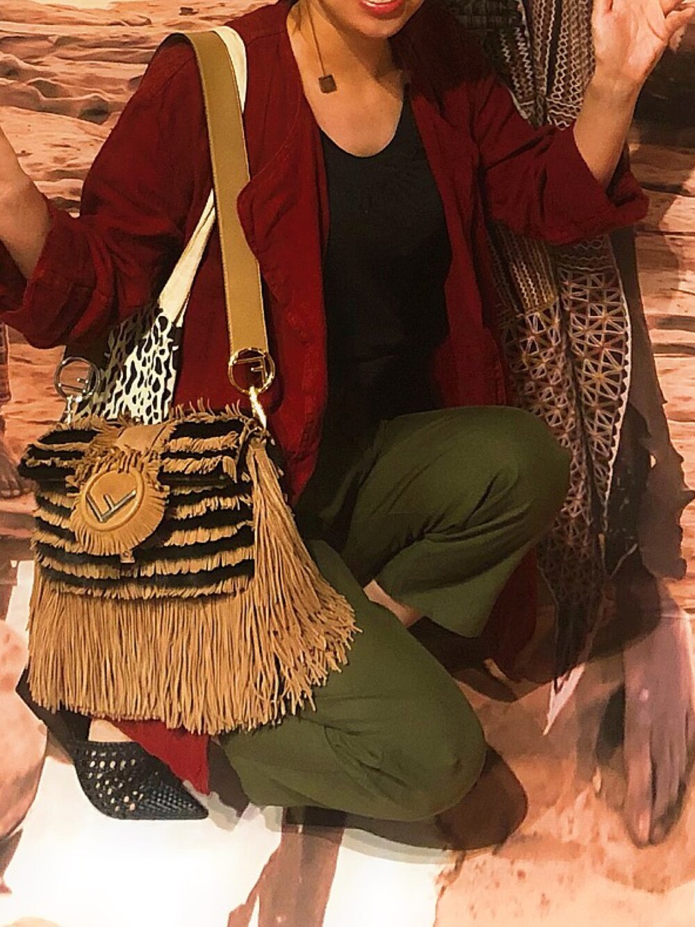 「サファリ感、アフリカン、リネンジャケット、メッシュパンプス、FENDI、セリーヌ、ZARA、フリンジバッグ、写真展」｜「ZARAのアイテム（その他アウター、レッド系）」を使った、小池さん（レディース・159cm）の秋コーディネートの1枚目の写真