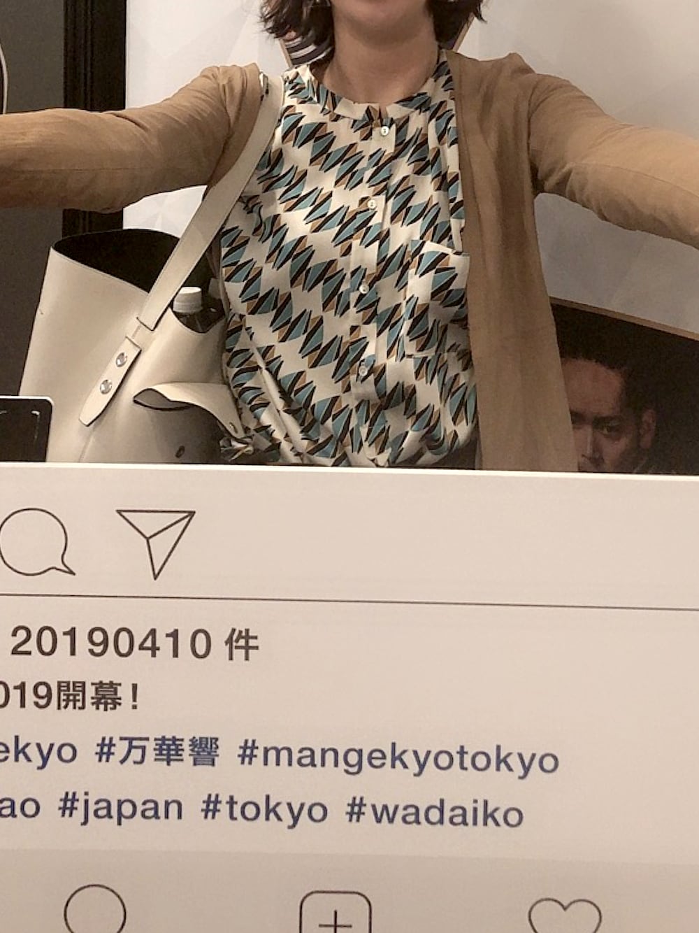 「銀座、舞台、和太鼓、ジオメトリック、セリーヌ、ルシェルブルー、ZARA」｜「ZARAのアイテム（シャツ/ブラウス、ブルー系）」を使った、小池さん（レディース・159cm）の秋コーディネートの1枚目の写真