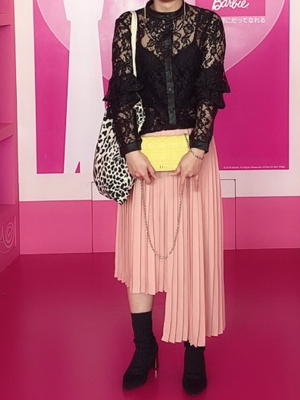 「バービー、レースシャツ、黒レース、アシンメトリースカート、黒×ピンク、ニットブーツ、ZARA」｜「ZARAのアイテム（スカート、ピンク系）」を使った、小池さん（レディース・159cm）の秋コーディネートの1枚目の写真