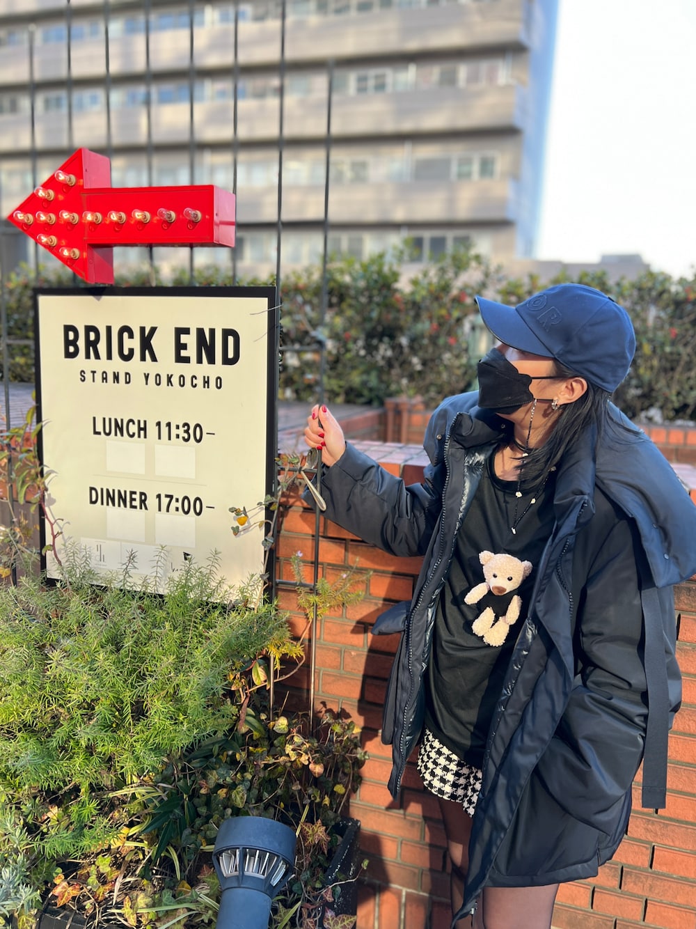 「くまさん、ぬいぐるみ、スウェット、ブラックコーデ、チドリ柄、ZARA、UNIQLO、+J、ダニエルアーシャム、キャップ」｜「Christian Diorのメンズ（キャップ、ブルー系）」を使った、小池さん（レディース・159cm）の冬コーディネートの1枚目の写真