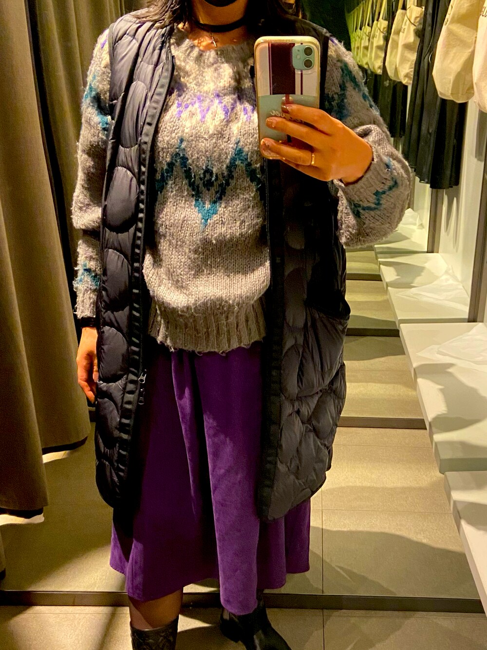「チョーカー、クロスモチーフ、TOPSHOP、ノルディック柄、グレーニット、publux、UNIQLO、ウルトラライトダウンベスト、紫、ミリオンカラッツ(Million Carats)」｜「PUBLUXの【PUBLUX/パブリュクス】求心柄シャギーニット　ボリューム袖　/ノルディックニット（ニット/セーター、グレー系）」を使った、小池さん（レディース・159cm）の冬コーディネートの1枚目の写真