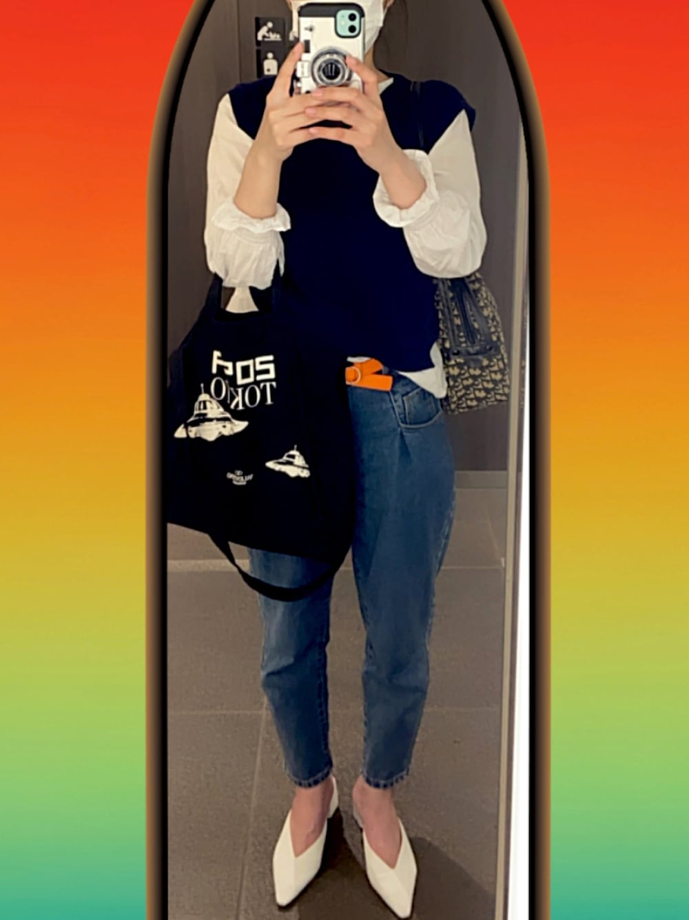 「ベスト、無難コーデ、valentino undercover、210nouve、moment+、ブラウス×デニム、ZARA、オレンジベルト、白パンプス」｜「Christian Diorのアイテム（ベルト、オレンジ系）」を使った、小池さん（レディース・159cm）の秋コーディネートの1枚目の写真