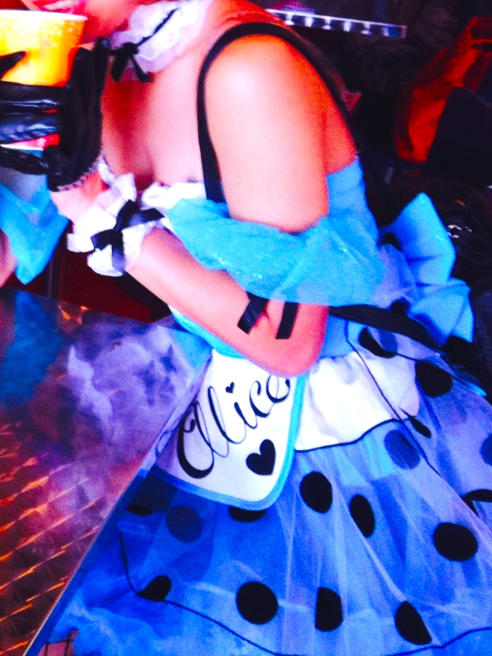 「ハロウィン、アリス、だから秋服が好き、ハロウィンコーデ、仮装、ターコイズブルー、パニエ、カフス、レースチョーカー、リボン、シースルー」｜「leg avenueのアイテム（コスチューム/パーティーグッズ、ブルー系）」を使った、小池さん（レディース・159cm）の秋コーディネートの1枚目の写真