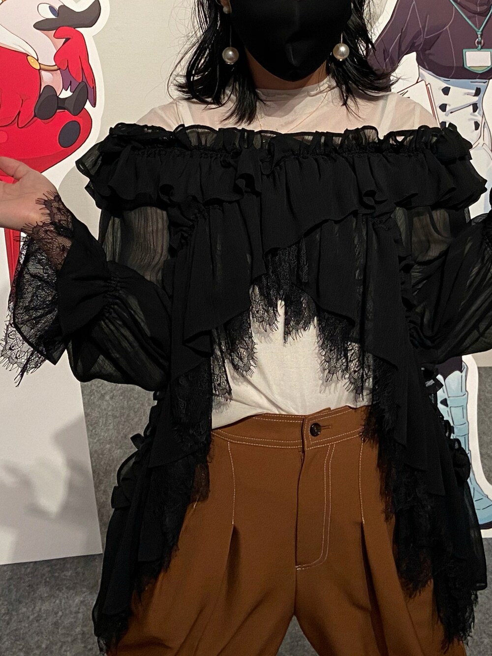 「ブラウス、レース、レイヤードスタイル、２ＷＡＹ、美術館コーデ、la belle etude、EUCLAID、ステッチパンツ、シアーシャツ」｜「LA BELLE ETUDEの【LA BELLE ETUDE】DOROTHYⅡ（シャツ/ブラウス、ブラック系）」を使った、小池さん（レディース・159cm）の秋コーディネートの1枚目の写真