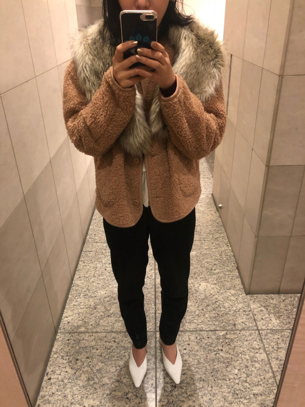 「ファストファッション、激安コーデ、UNIQLO、フリース、ZARA、ブロックヒールパンプス、ファー小物」｜「ZARAのアイテム（パンプス、ホワイト系）」を使った、小池さん（レディース・159cm）の秋コーディネートの1枚目の写真