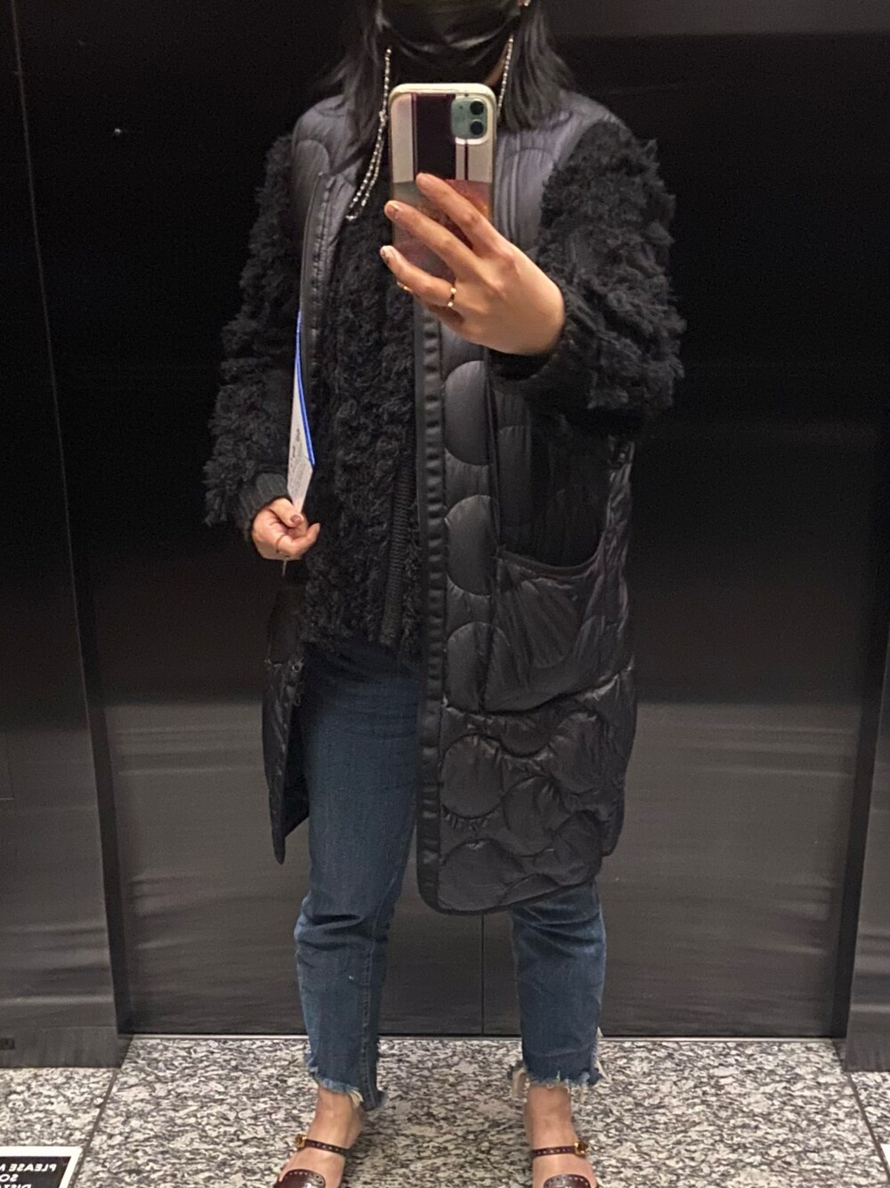 「UNIQLO、ウルトラライトダウンベスト、ZARA、ダメージデニムパンツ、素足にパンプス、ポインテッドトゥ、黒コーデ、仕事コーデ」｜「UNIQLOのアイテム（ダウンベスト、ブラック系）」を使った、小池さん（レディース・159cm）の冬コーディネートの1枚目の写真
