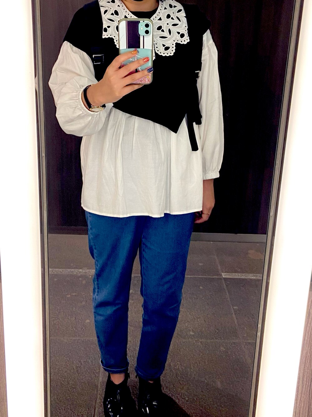 「真夏日、つけ襟、ベストセット、passion、clear、ZARA」｜「moment+のストレッチツイル/ストレッチデニムテーパードパンツ（デニムパンツ、ブルー系）」を使った、小池さん（レディース・159cm）の秋コーディネートの1枚目の写真