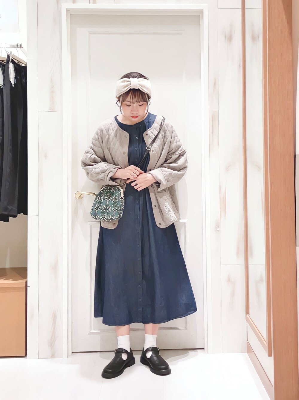 「ワンピース、デニムワンピース、バンドカラー、キルトジャケット、ヘアバンド、ゴブラン、ショルダーバッグ、がま口バッグ、ストラップシューズ、ローファー×靴下、カジュアル、ナチュラル、秋コーデ、サマンサ モスモス(Samansa Mos2)、SM2」｜「Samansa Mos2のデニム前後着ワンピース（ワンピース、ブルー系）」を使った、ハタケヤマさん（レディース・163cm）の秋コーディネートの1枚目の写真