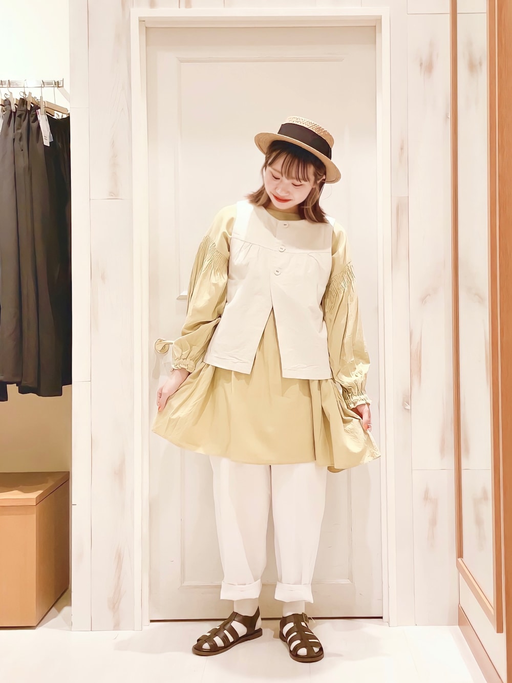 「ベスト、ブラウス、イエロー、ライムグリーン、デニムパンツ、デニム、ホワイトデニム、パンツスタイル、グルカサンダル、サンダルに靴下、カンカン帽、ストローハット、春夏コーデ、サマンサ モスモス(Samansa Mos2)、SM2」｜「Samansa Mos2の胸元切替前後着ベスト（ベスト、ベージュ系）」を使った、ハタケヤマさん（レディース・163cm）の春コーディネートの1枚目の写真