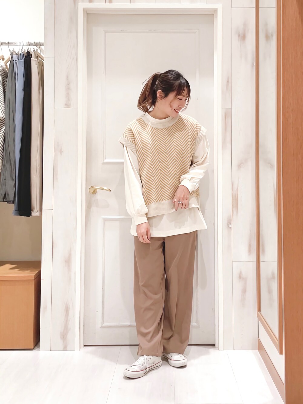 「ベスト、ニットベスト、へリンボーン、ロンT、ワイドパンツ、カラーパンツ、カラーコーデ、イエロー、ブラウン、プチプラ、カジュアル、春コーデ、スニーカー、Samansa Mos2 blue、SM2」｜「Samansa Mos2 blueのフロッキーロゴロンT（Tシャツ/カットソー、ベージュ系）」を使った、ハタケヤマさん（レディース・163cm）の冬コーディネートの1枚目の写真