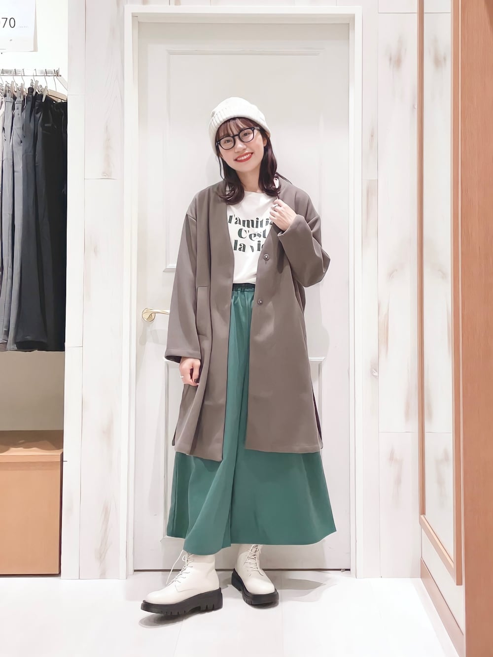 「秋服コーデ、オトナカジュアル、ロンT、ノーカラーコート、ロングコート、スカーチョ、ニット帽、ビーニー、レースアップシューズ、メガネ女子、プチプラ、着回しコーデ、Samansa Mos2 blue、いつでもどこでもマルチウェア、いつどこウェア」｜「Samansa Mos2 blueのアソートロゴロンT（Tシャツ/カットソー、ベージュ系）」を使った、ハタケヤマさん（レディース・163cm）の秋コーディネートの1枚目の写真